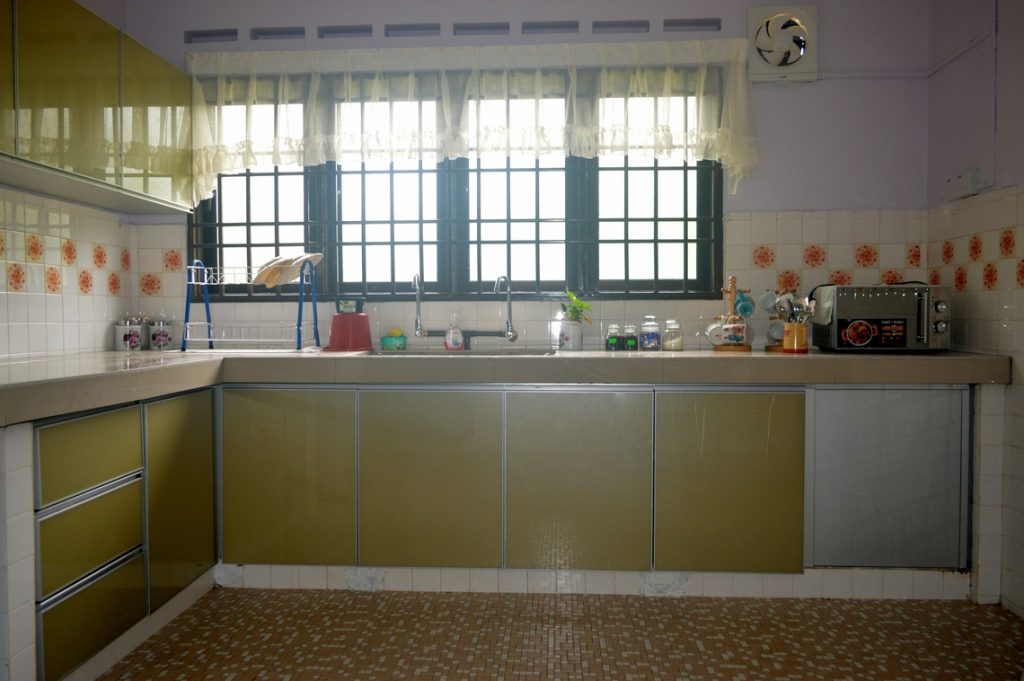 Gas kitchen stove, microwave, woks and kitchen utensils are also available here