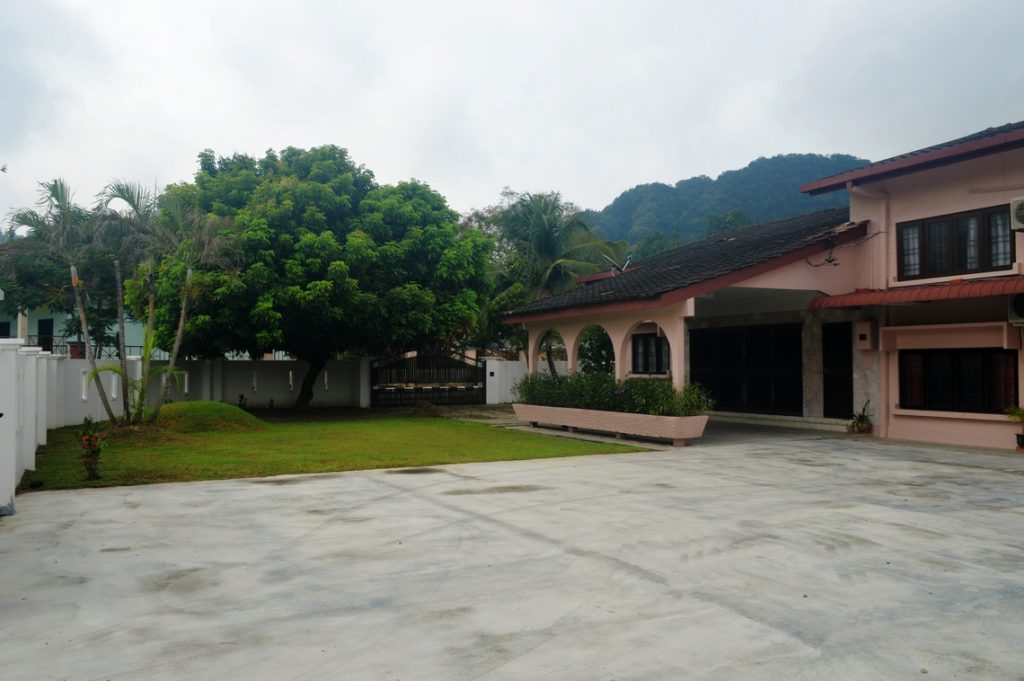 This space can accomodate up to three large canopy